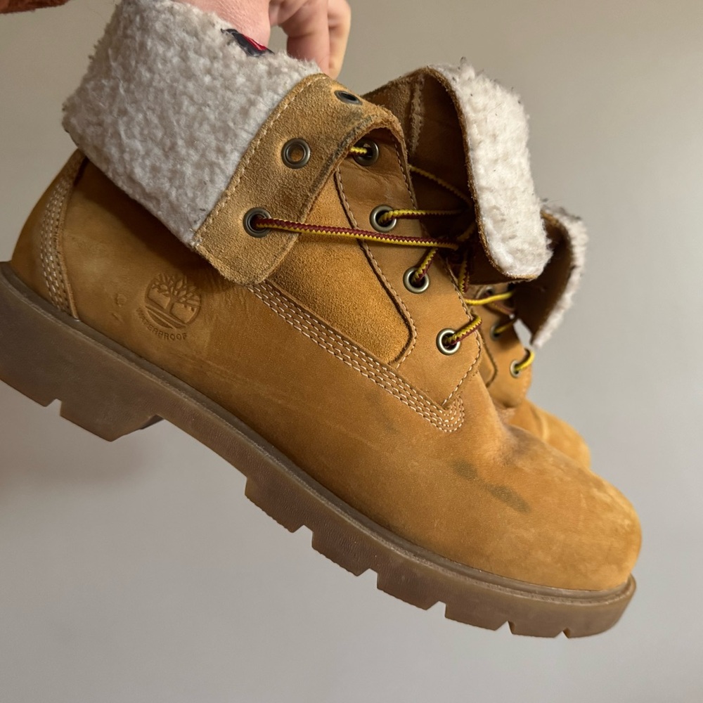 Women’s Timberland Brown Boots with Shearling Lining size 9.5